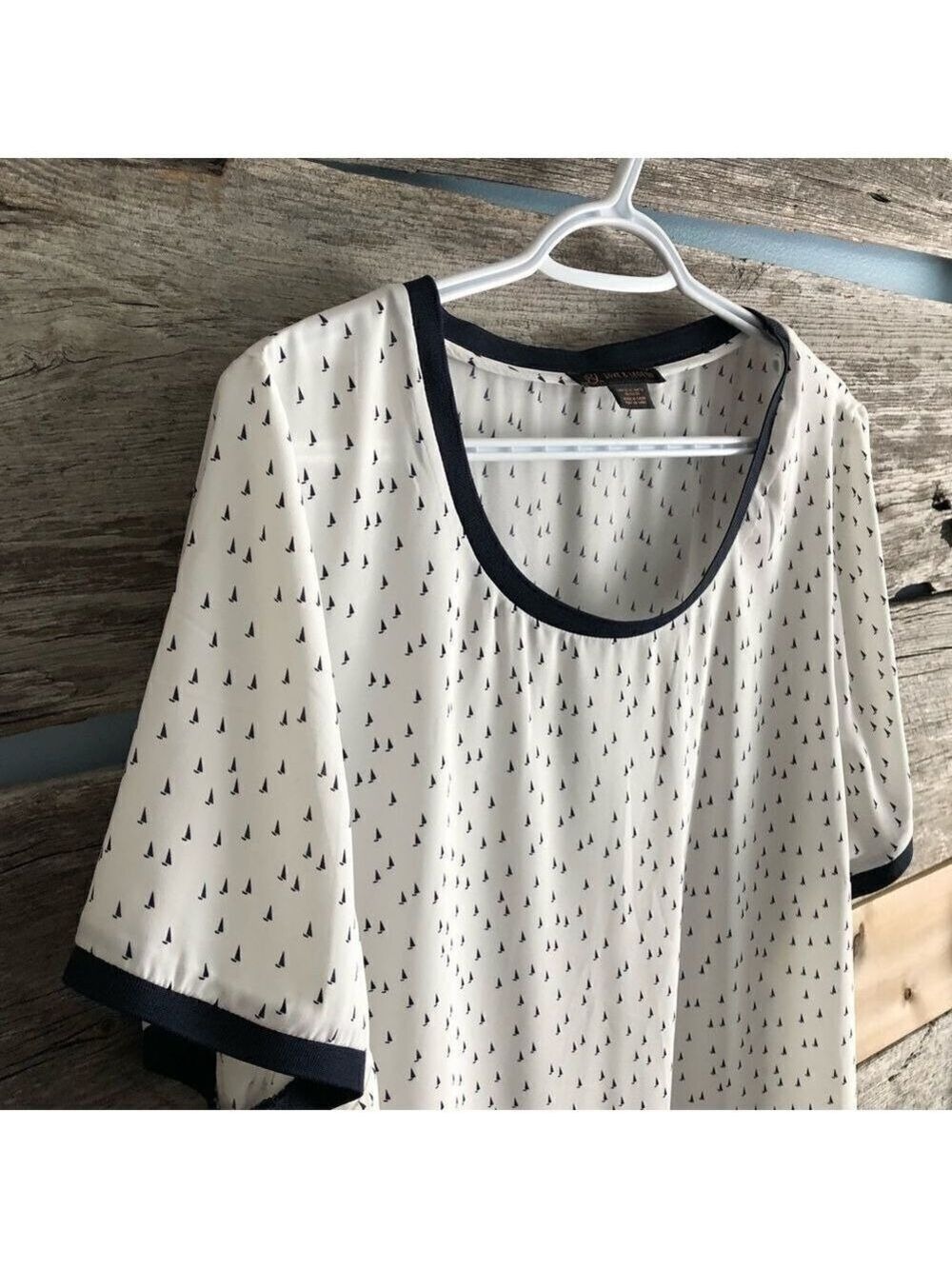Love & Legend Plus Size 20 White blouse with Navy trim and sailboat pattern - Picture 2 of 3
